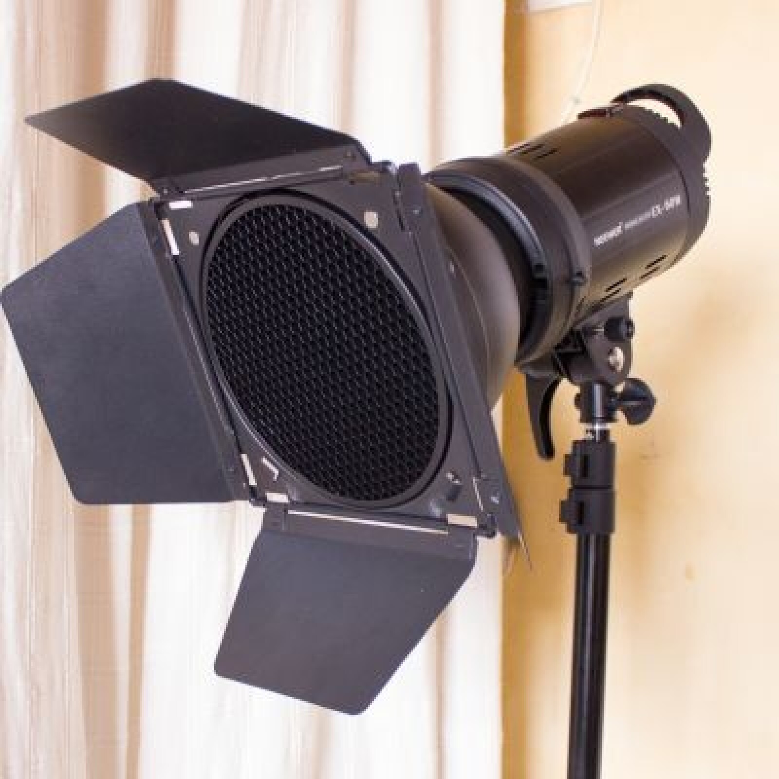 Neewer EX-60W + Volets/Grille d'abeille/Gélatines - Photo 2 sur 4