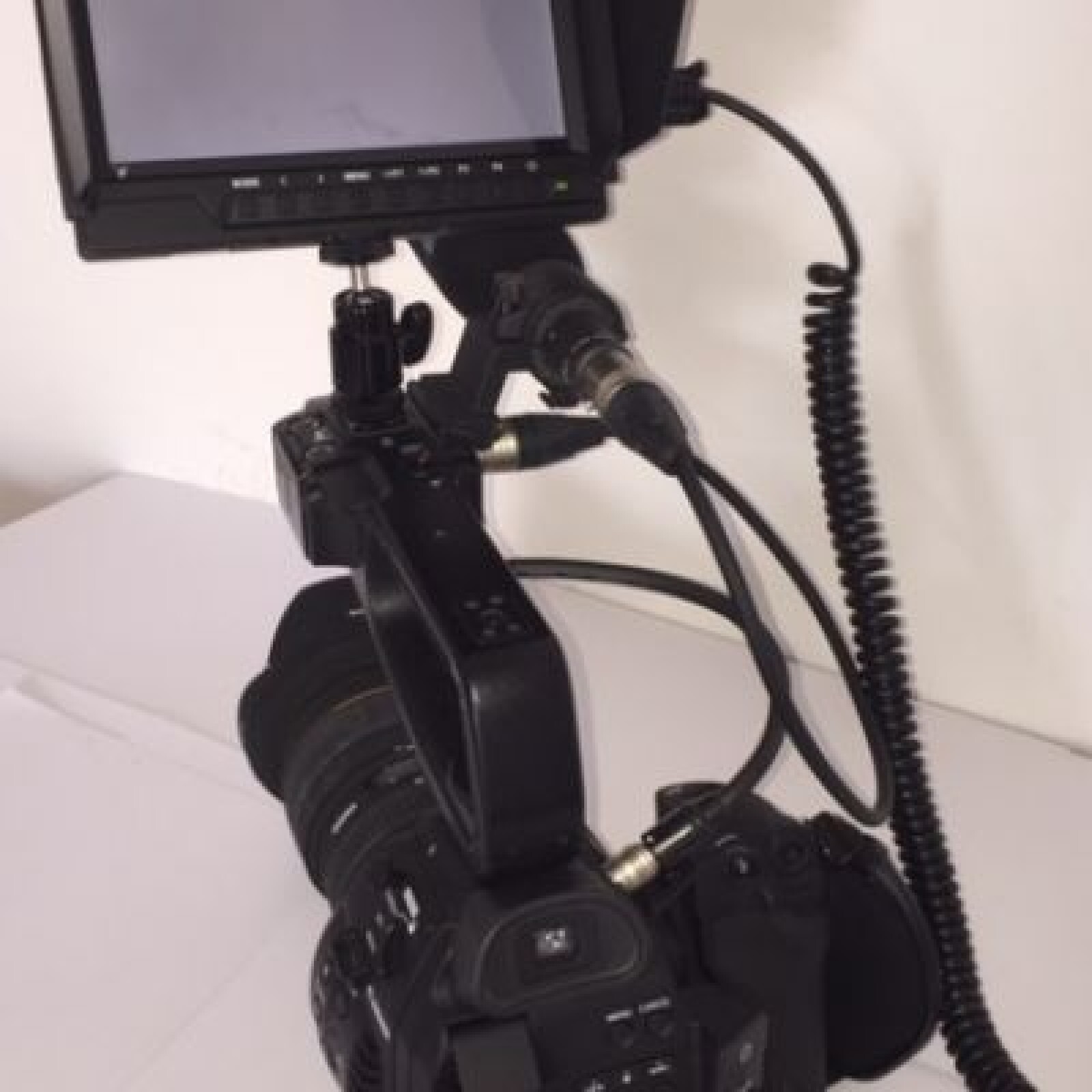 LOCATION CANON C100 mark I + DAF + OBJECTIF 24/70 - Photo 1 sur 3