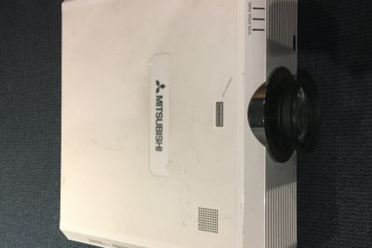 Location Vidéoprojecteur Tri LCD 5000 lumens Full HD (1920x1200) - Mitsubishi UL7400U - Lightyshare