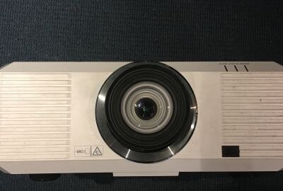 Location Vidéoprojecteur Tri LCD 5000 lumens Full HD (1920x1200) - Mitsubishi UL7400U