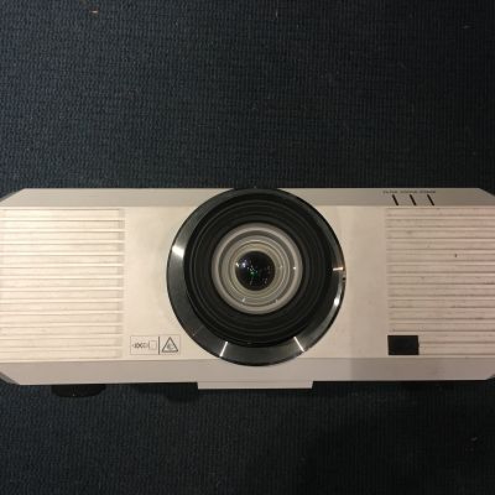 Vidéoprojecteur Tri LCD 5000 lumens Full HD (1920x1200) - Mitsubishi UL7400U - Photo 2 sur 3