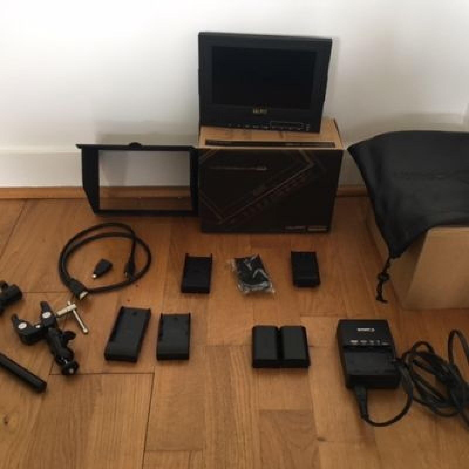 Moniteur Lilliput 7 Pouces +   2 BATTERIE EXTERNE et chargeur de batterie CANON - Photo 1 sur 1