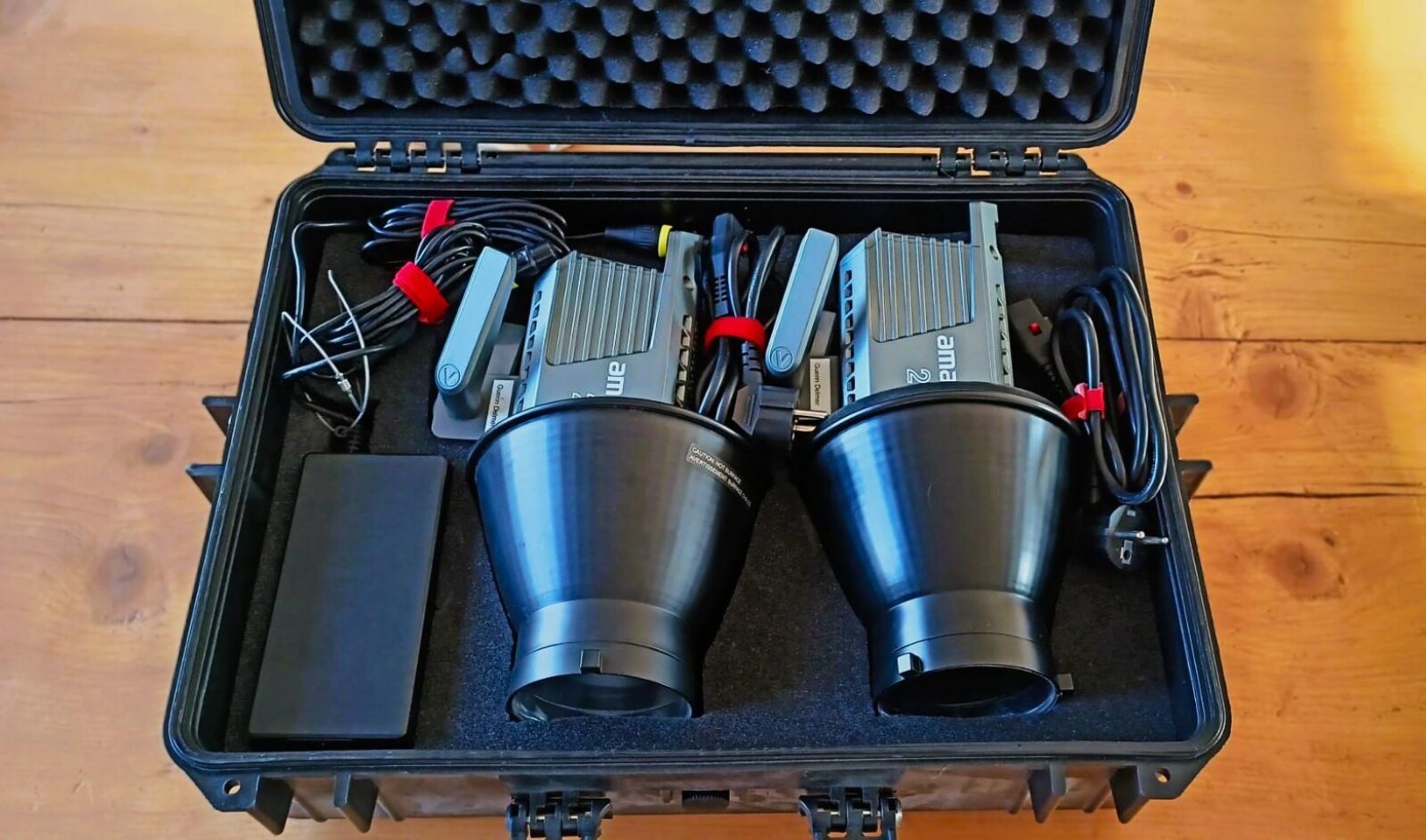 Pack 2 lumières Aputure Amaran 200d + Trépied - Photo 2 sur 3