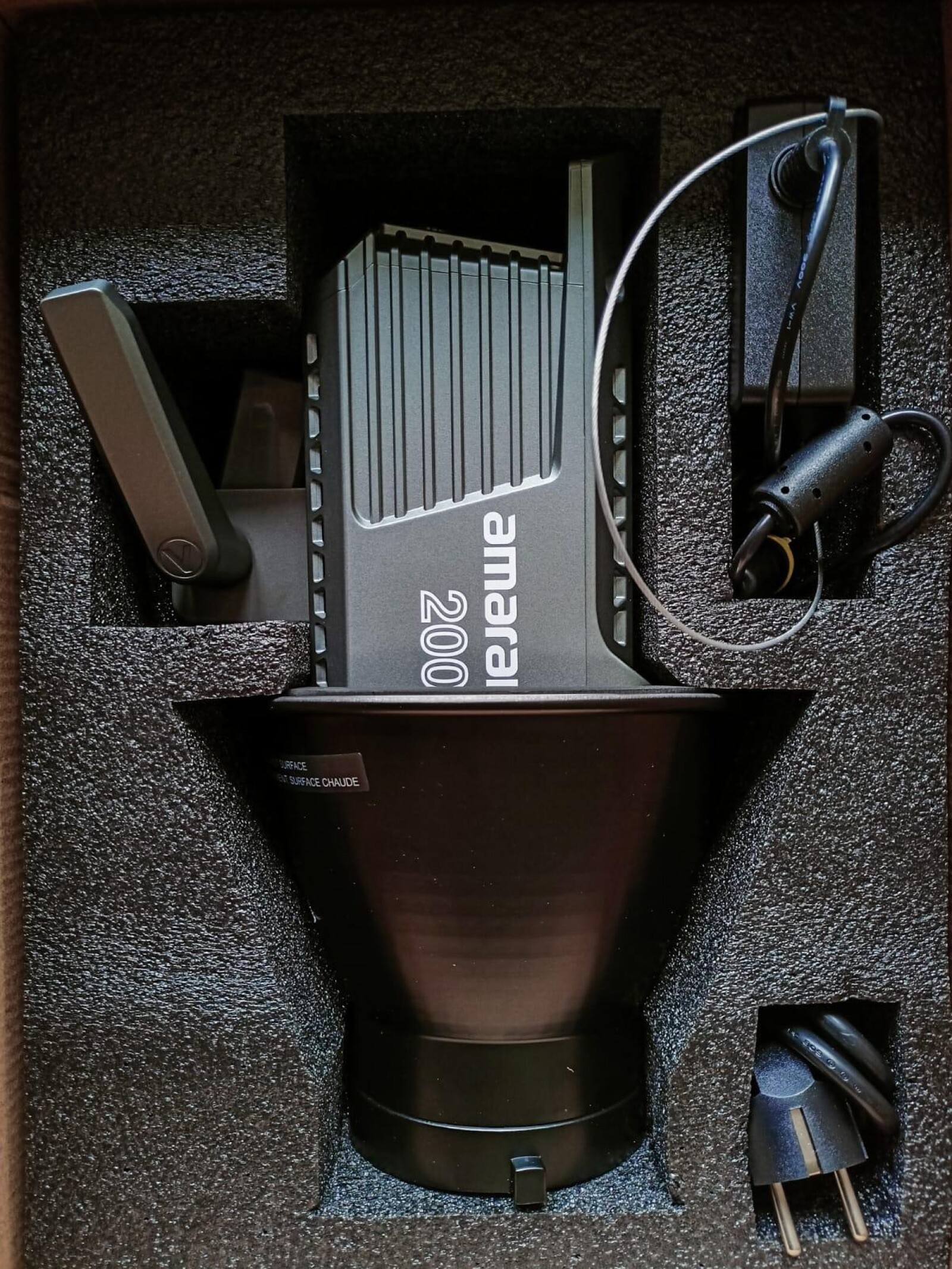 Aputure Amaran 200d + Trépied lumière Manfrotto  - Photo 2 sur 3