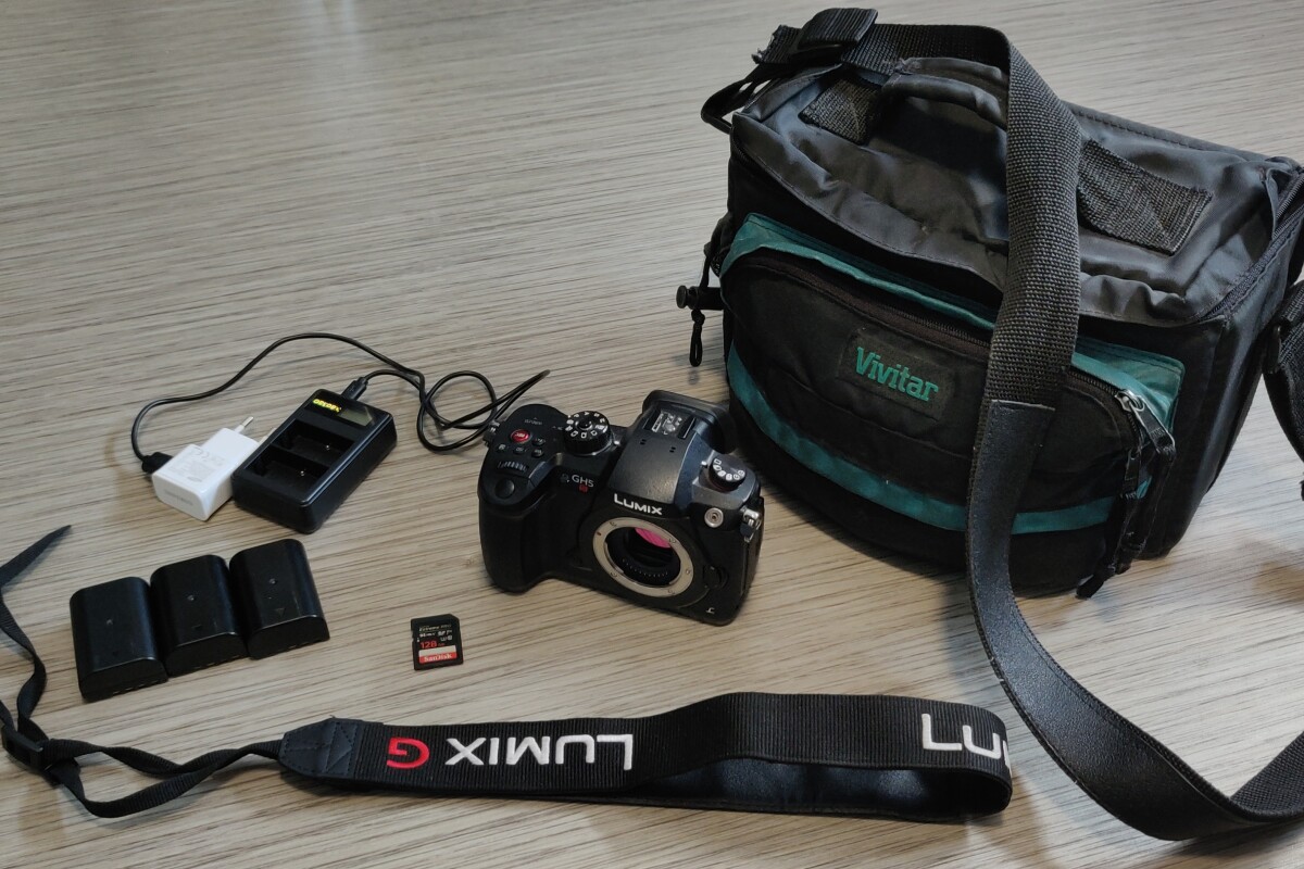 Location Panasonic GH5s (avec batteries et carte SD) - Lightyshare
