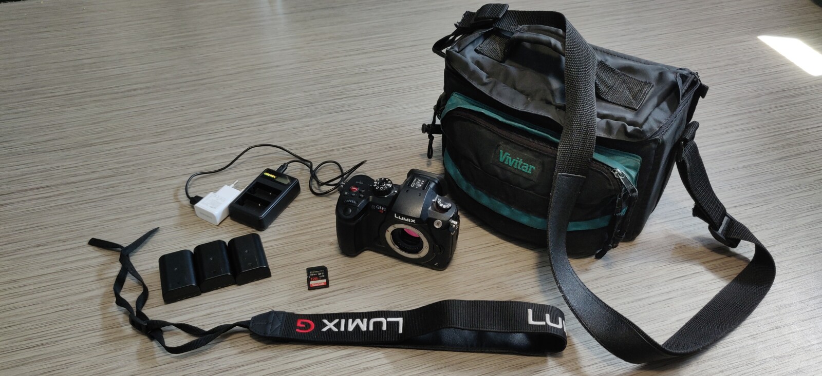 Panasonic GH5s (avec batteries et carte SD) - Photo 1 sur 3