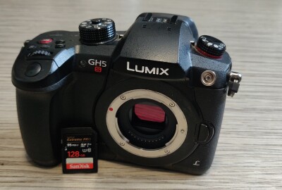 Location Panasonic GH5s (avec batteries et carte SD)