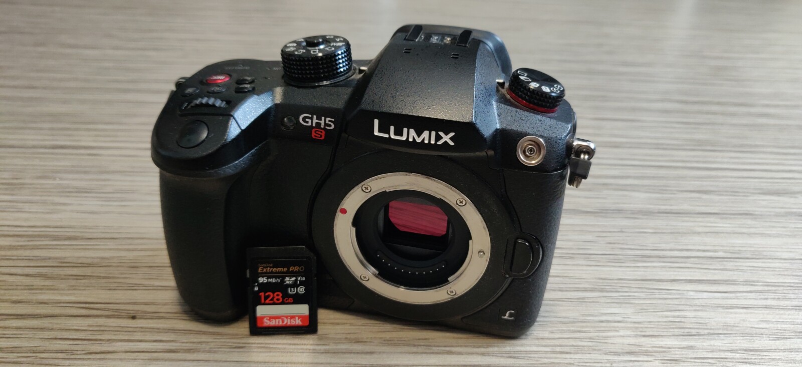 Panasonic GH5s (avec batteries et carte SD) - Photo 2 sur 3