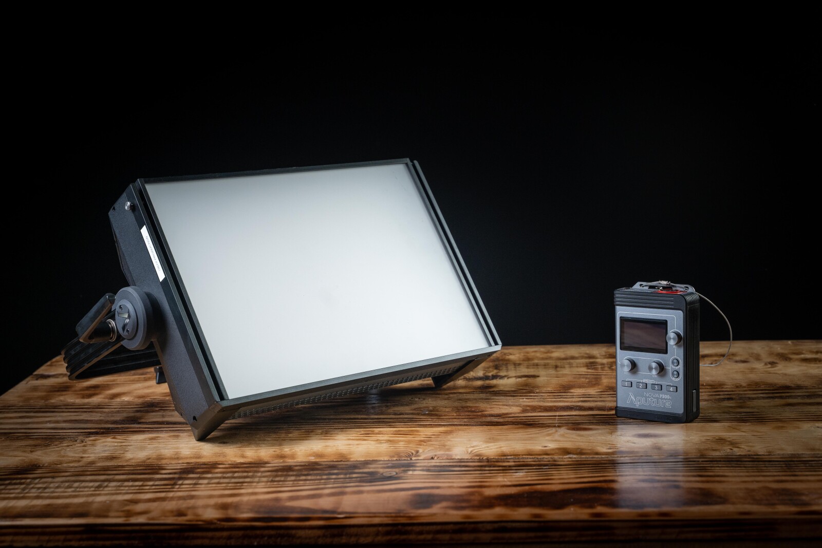 Aputure P300C + C-Stand - Photo 1 sur 4