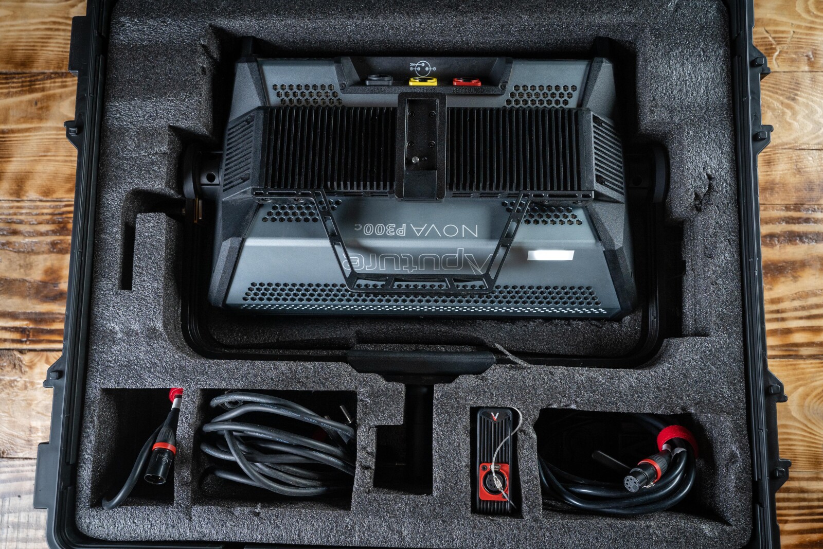 Aputure P300C + C-Stand - Photo 4 sur 4