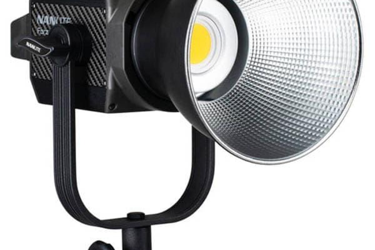 Location Nanlite Forza 200 + V Lock  - Lightyshare