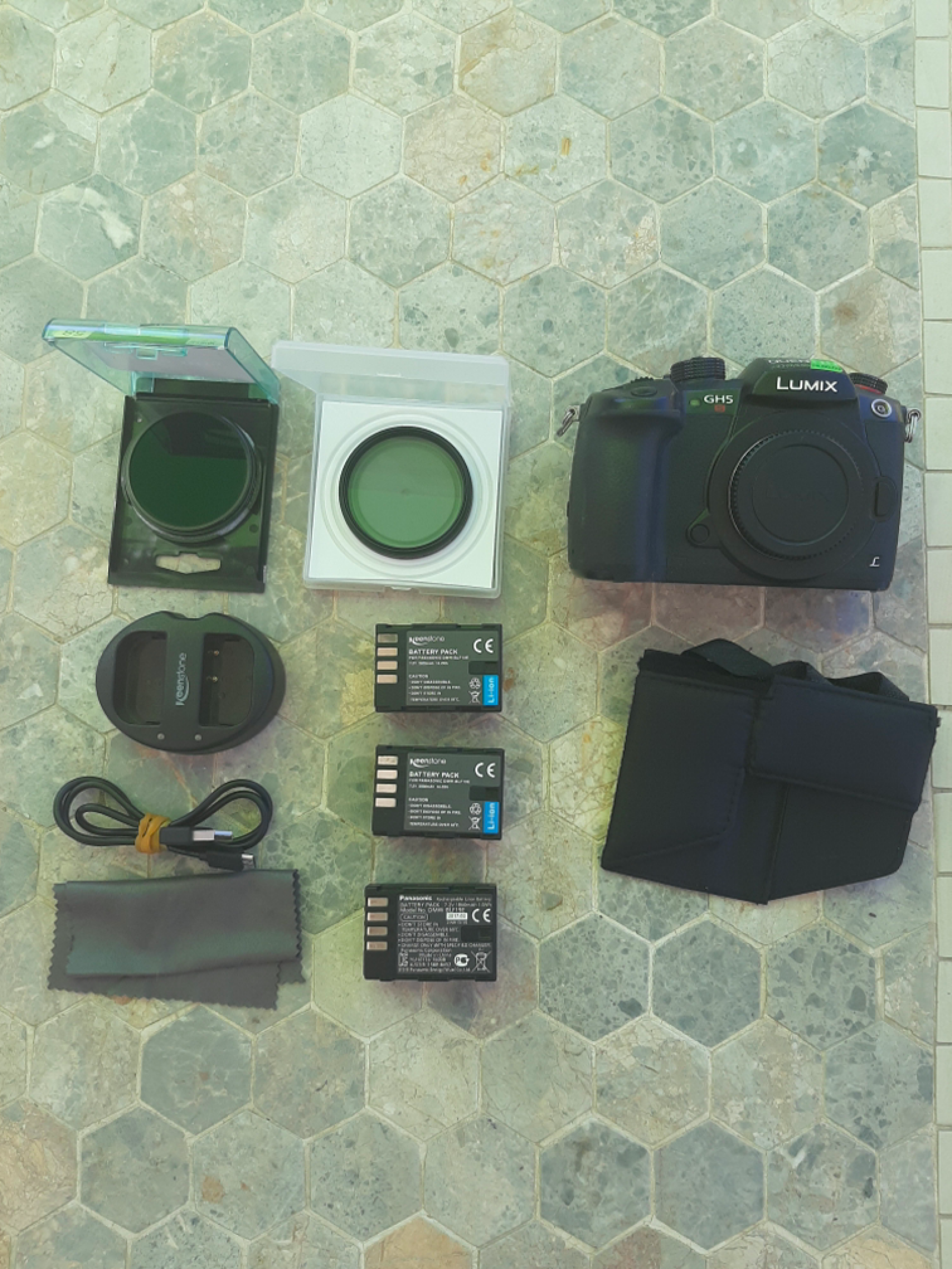 Gh5s + 3 batteries + filtre ND & Polarisant + Pare-soleil Ecran - Photo 1 sur 2