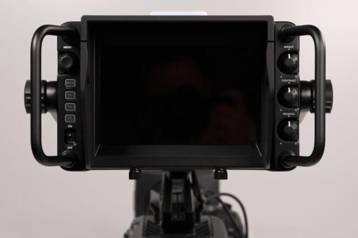 Location MONITEUR URSA VIEWFINDER G2 BLACKMAGIC - Lightyshare