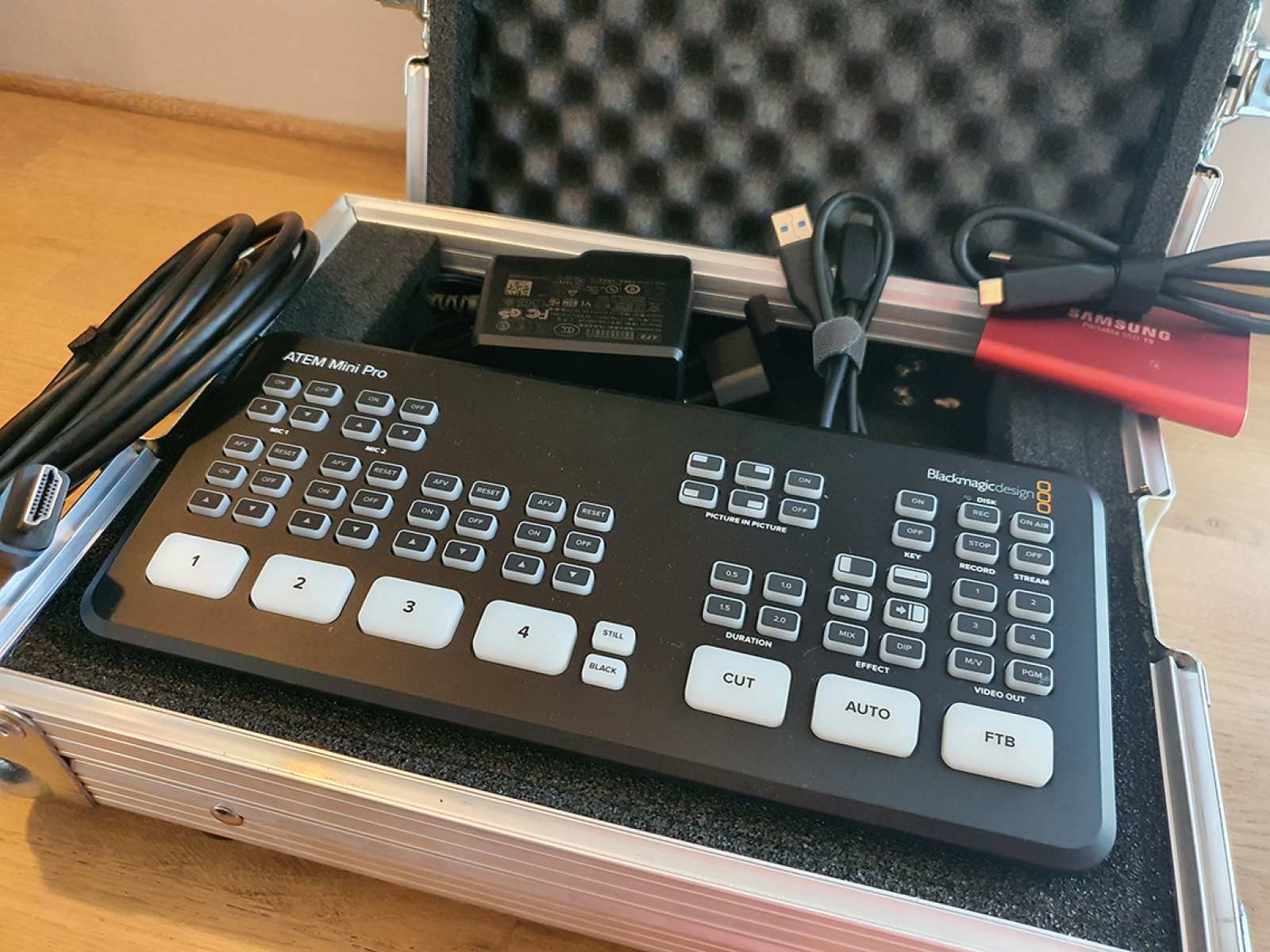 Mélangeur vidéo Atem Mini Pro + Accessoires - Photo 1 sur 3