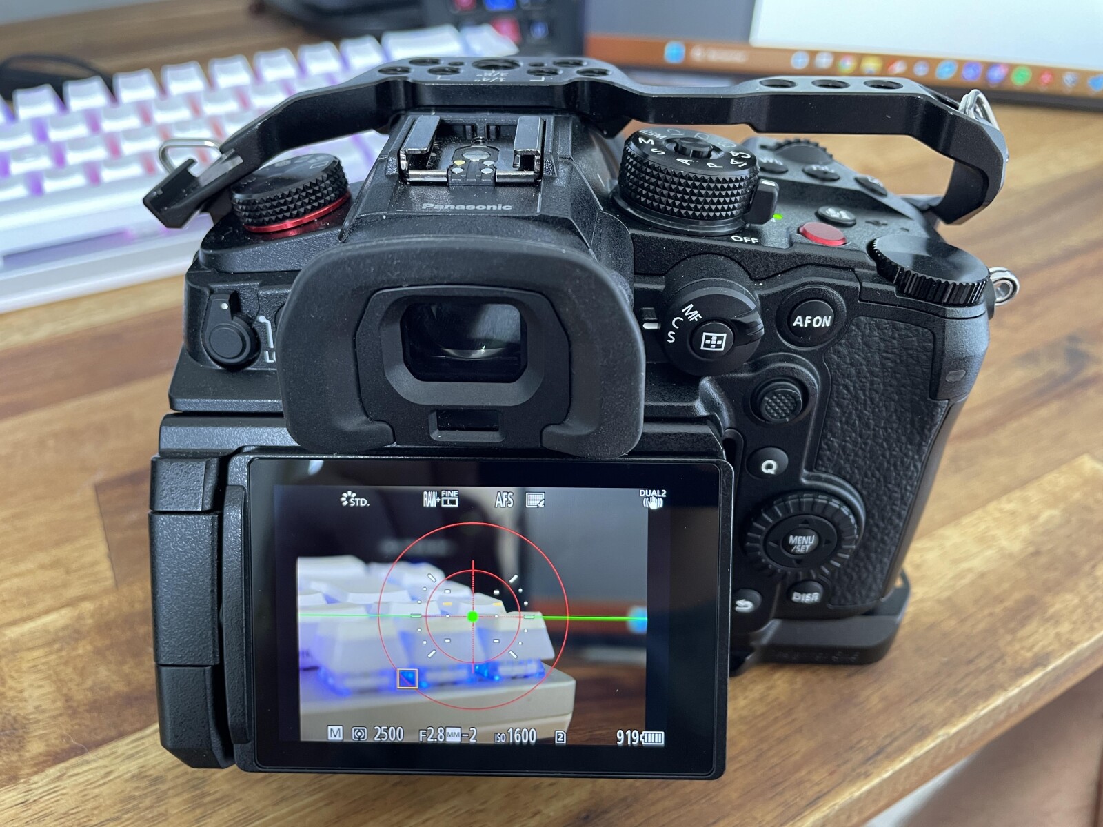 Panasonic GH6 pack Run & Gun (50mm f1.2 + SSD + accessoires Smallrig) - Photo 1 sur 3