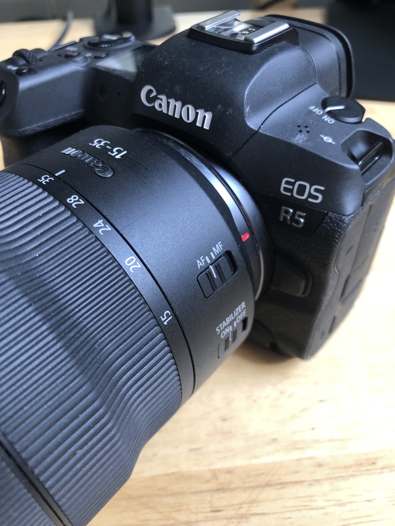 Canon EOS R5 + 1 Objectif + Cf express + 2 batteries - Photo 2 sur 2