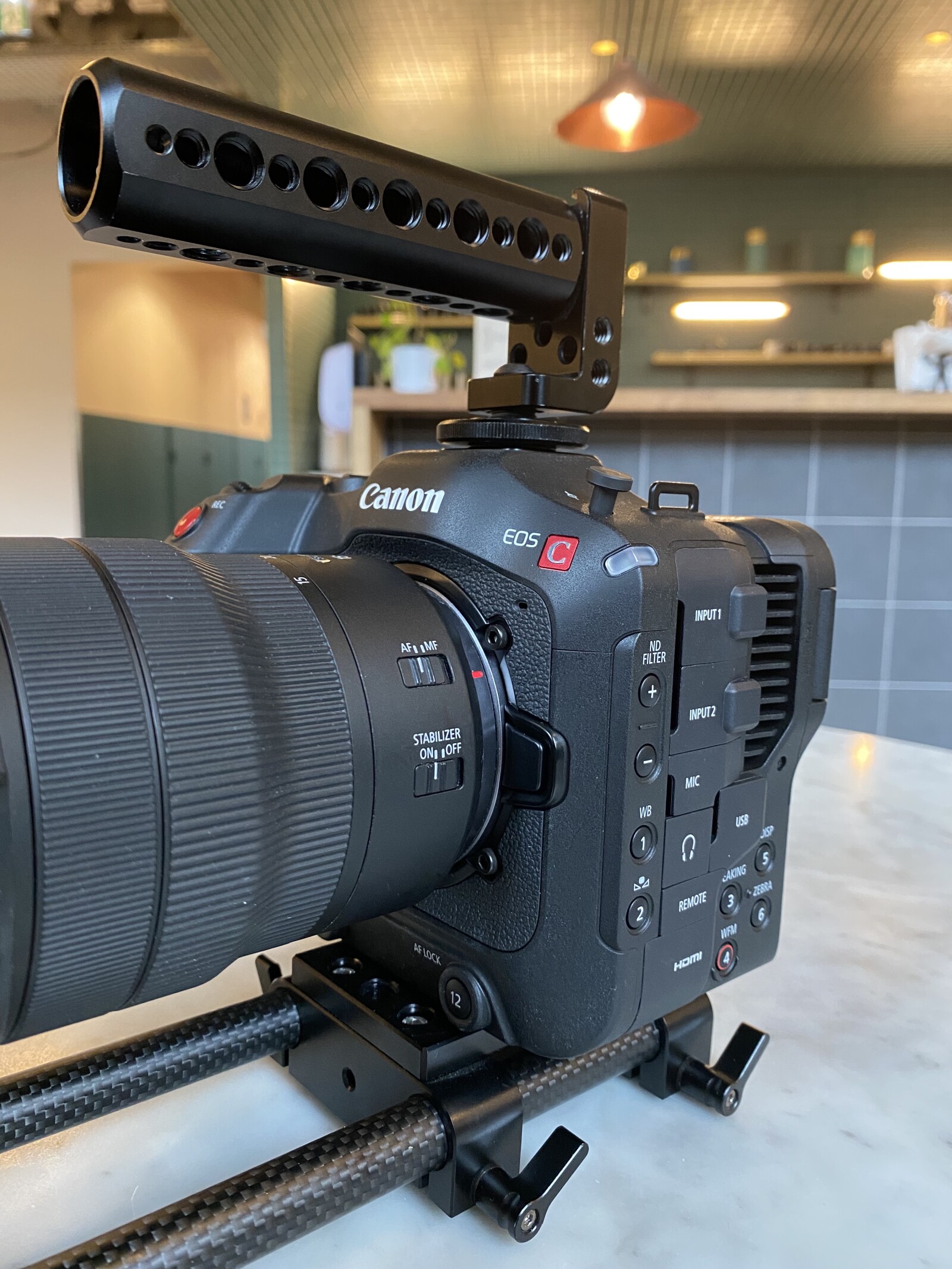 Canon C70 + 1 Objectif + 1 carte SD + 1 batterie - Photo 2 sur 2