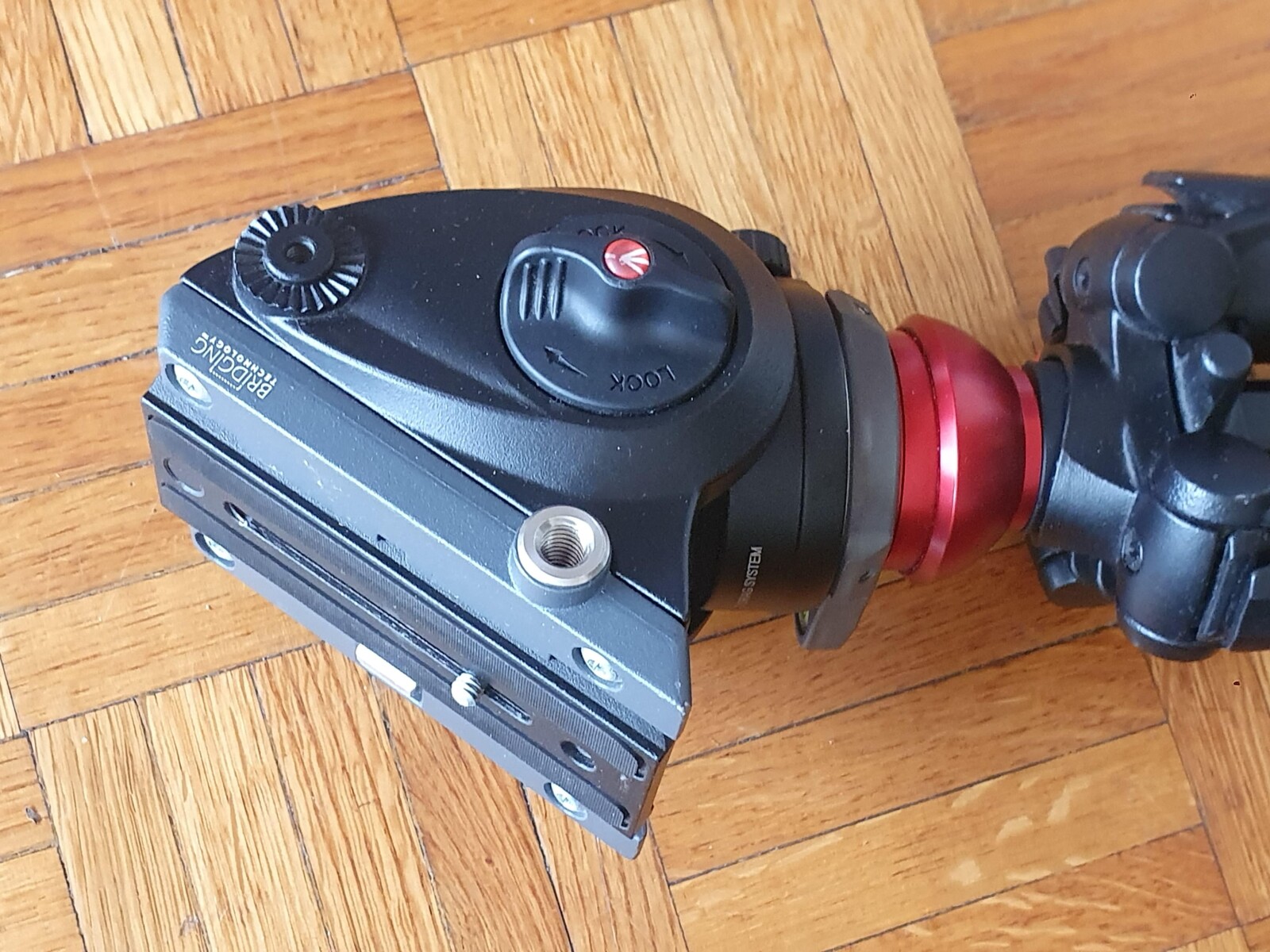 Trepied Manfrotto 755XB + Tete MVH500AH - Photo 2 sur 2