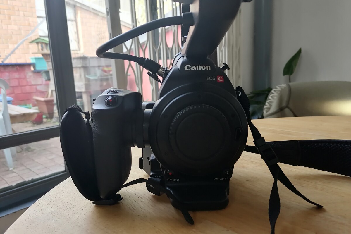 Location Lot boitier Canon EOS C100 + 2 objectifs + 1 trépied - Lightyshare