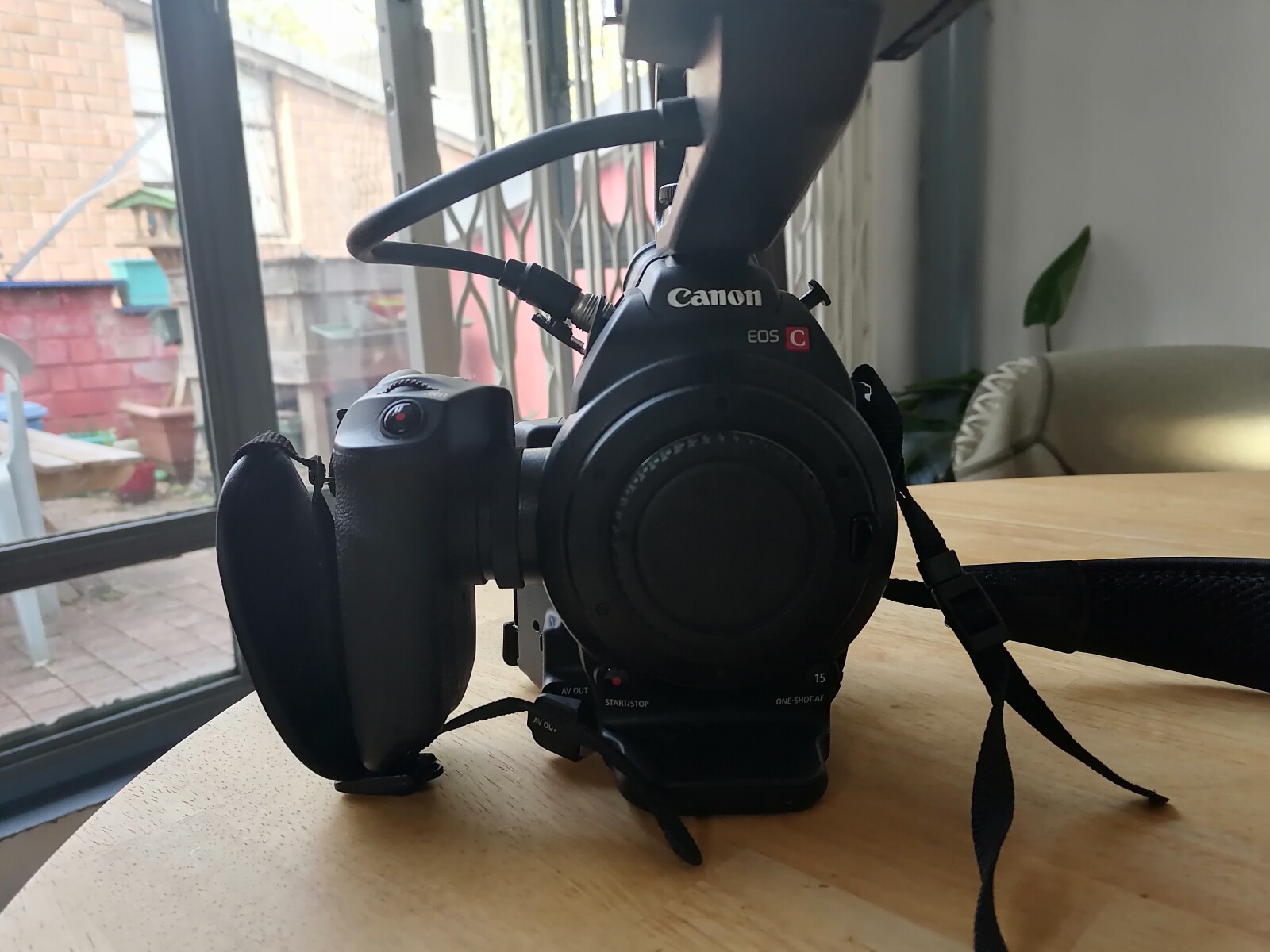 Lot boitier Canon EOS C100 + 2 objectifs + 1 trépied - Photo 1 sur 3