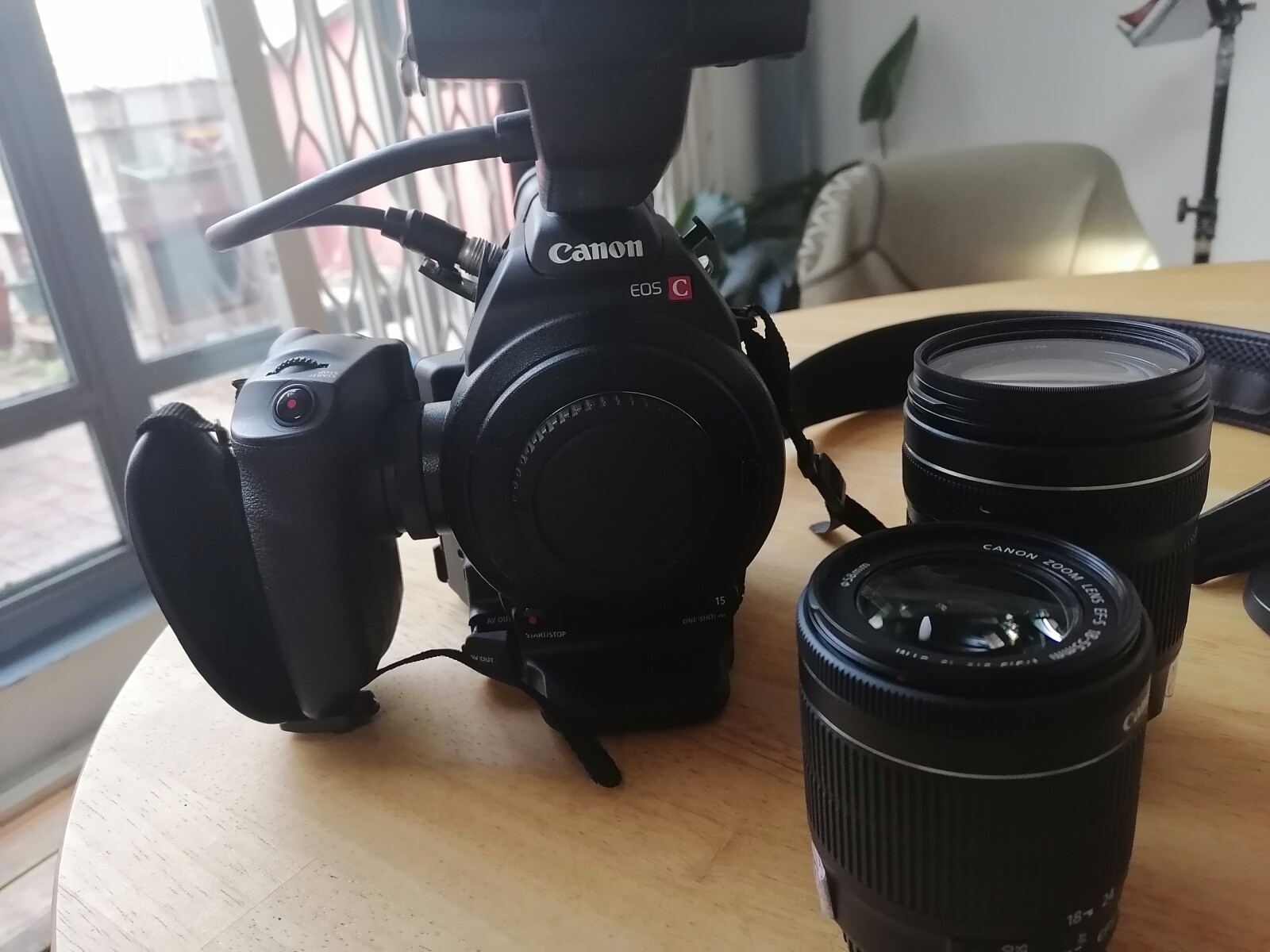 Lot boitier Canon EOS C100 + 2 objectifs + 1 trépied - Photo 2 sur 3