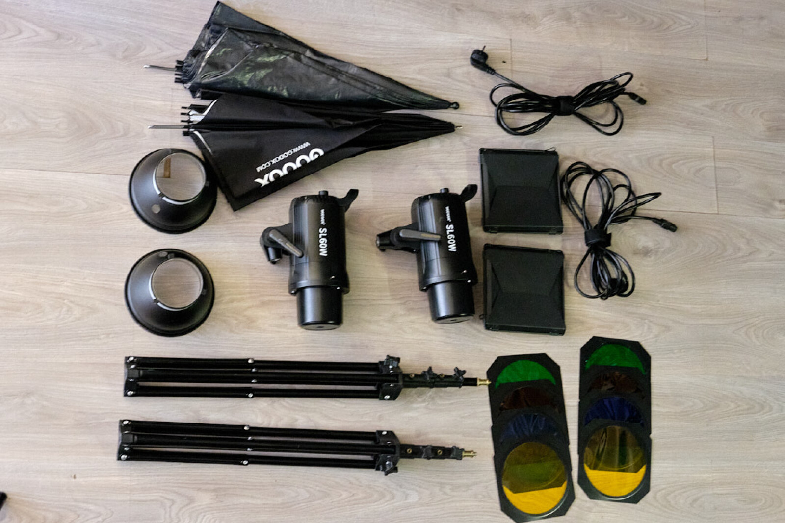 Kit lumière Godox/Neewer SL60W + parapluies + gélatines + barndoor - Photo 1 sur 3
