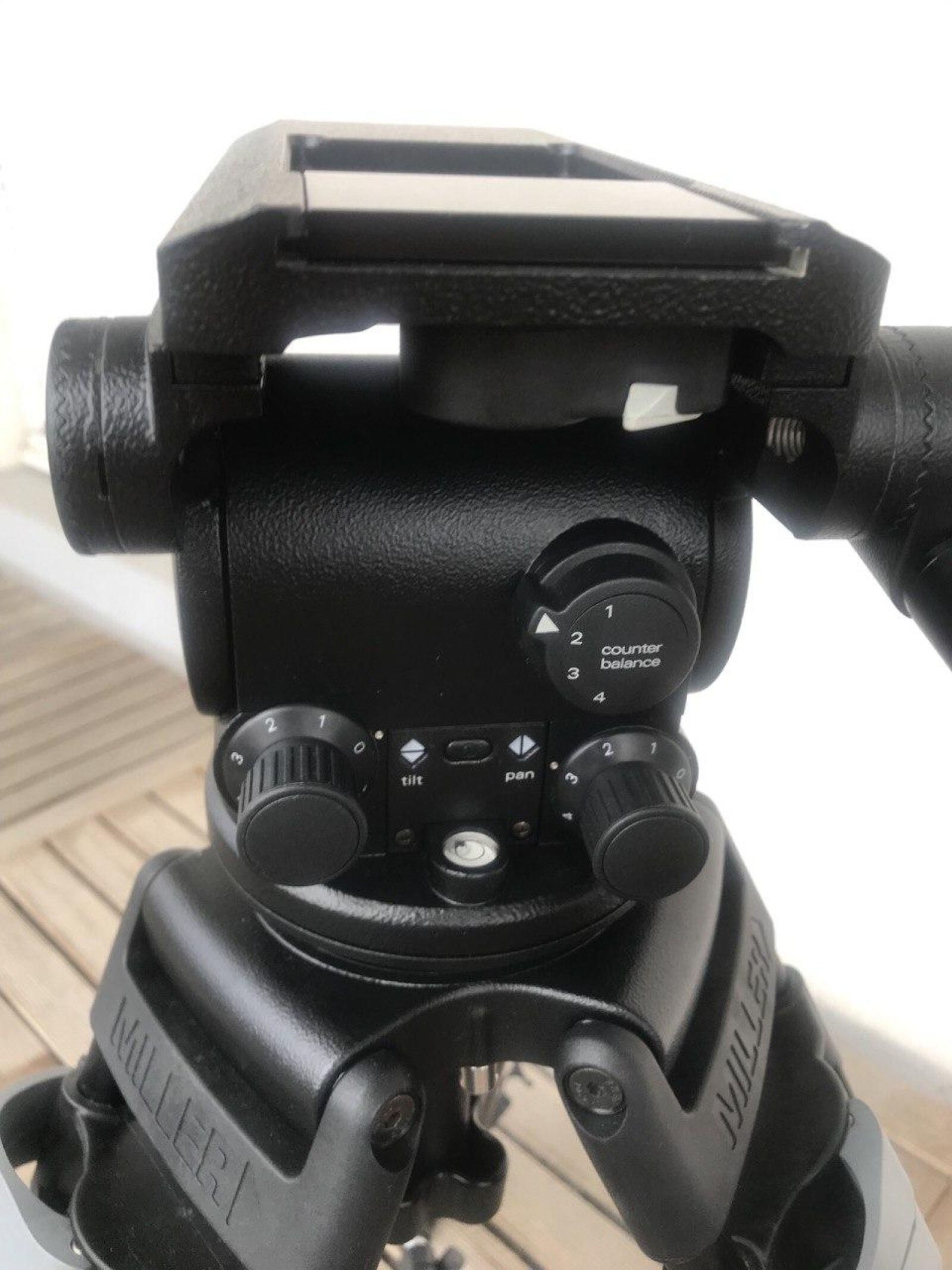 MILLER Trépied vidéo avec tête fluide Arrow 40P (Pour caméra vidéo jusqu'à 16kg) - Photo 2 sur 3