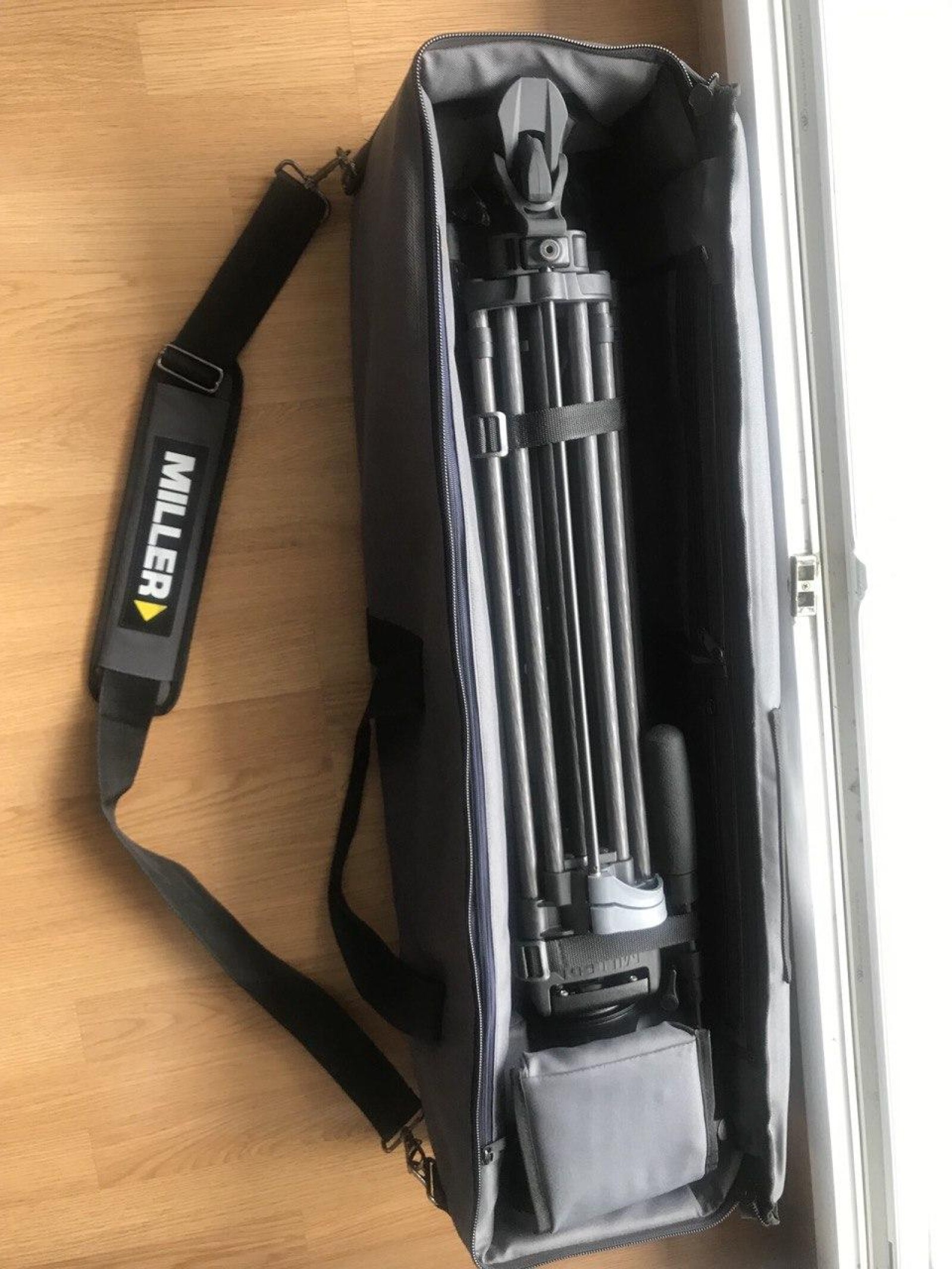 MILLER Trépied vidéo avec tête fluide Arrow 40P (Pour caméra vidéo jusqu'à 16kg) - Photo 3 sur 3
