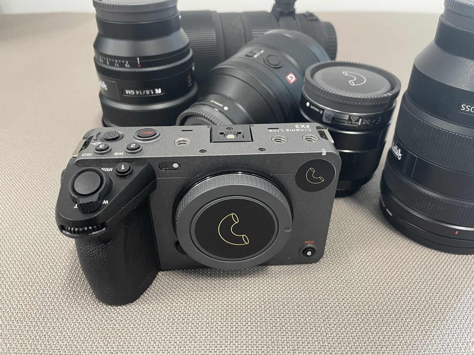 Sony FX3 + 2 Objectifs au choix - Photo 2 sur 4