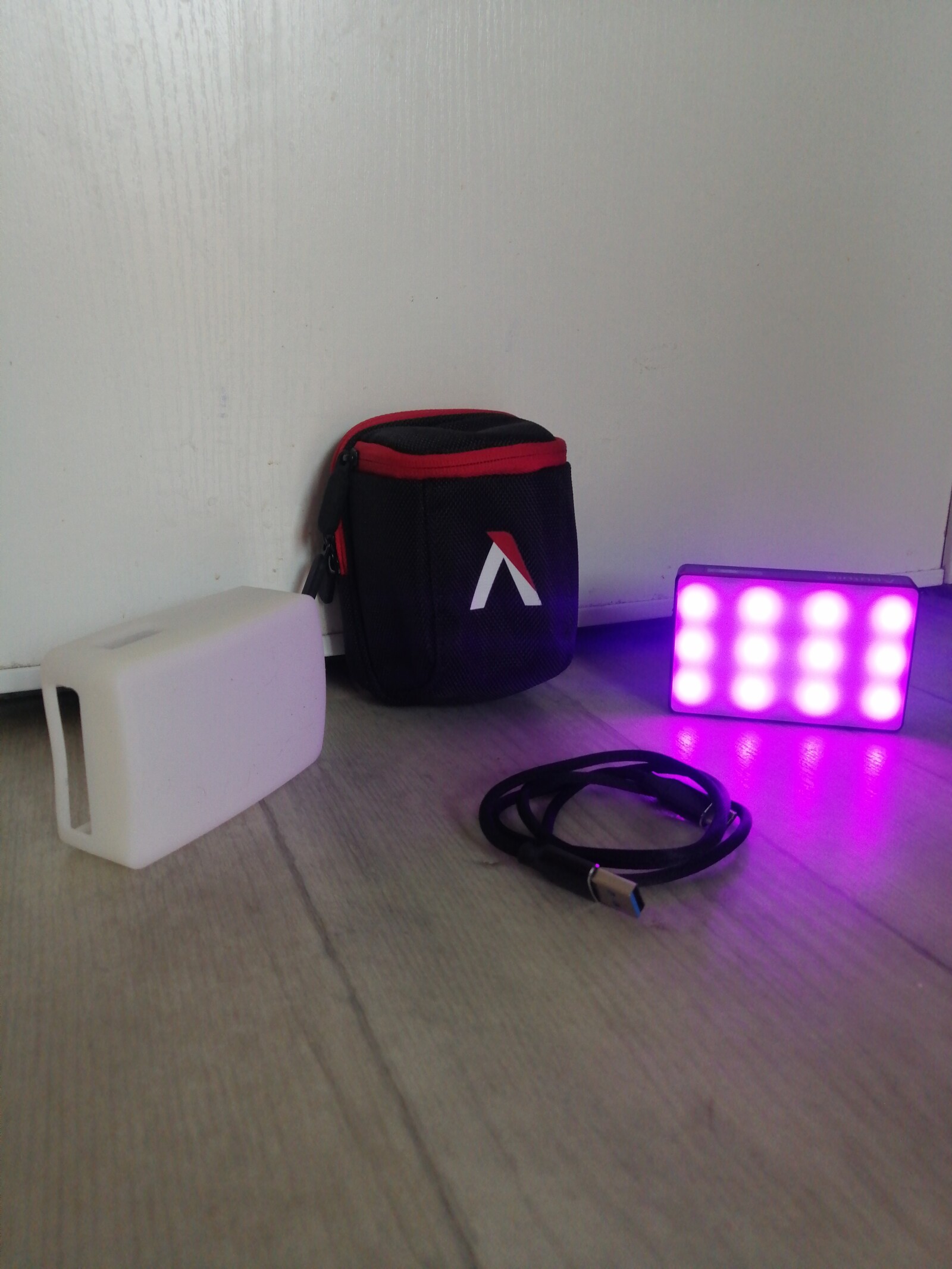 Aputure MC RGBWW - Photo 1 sur 1