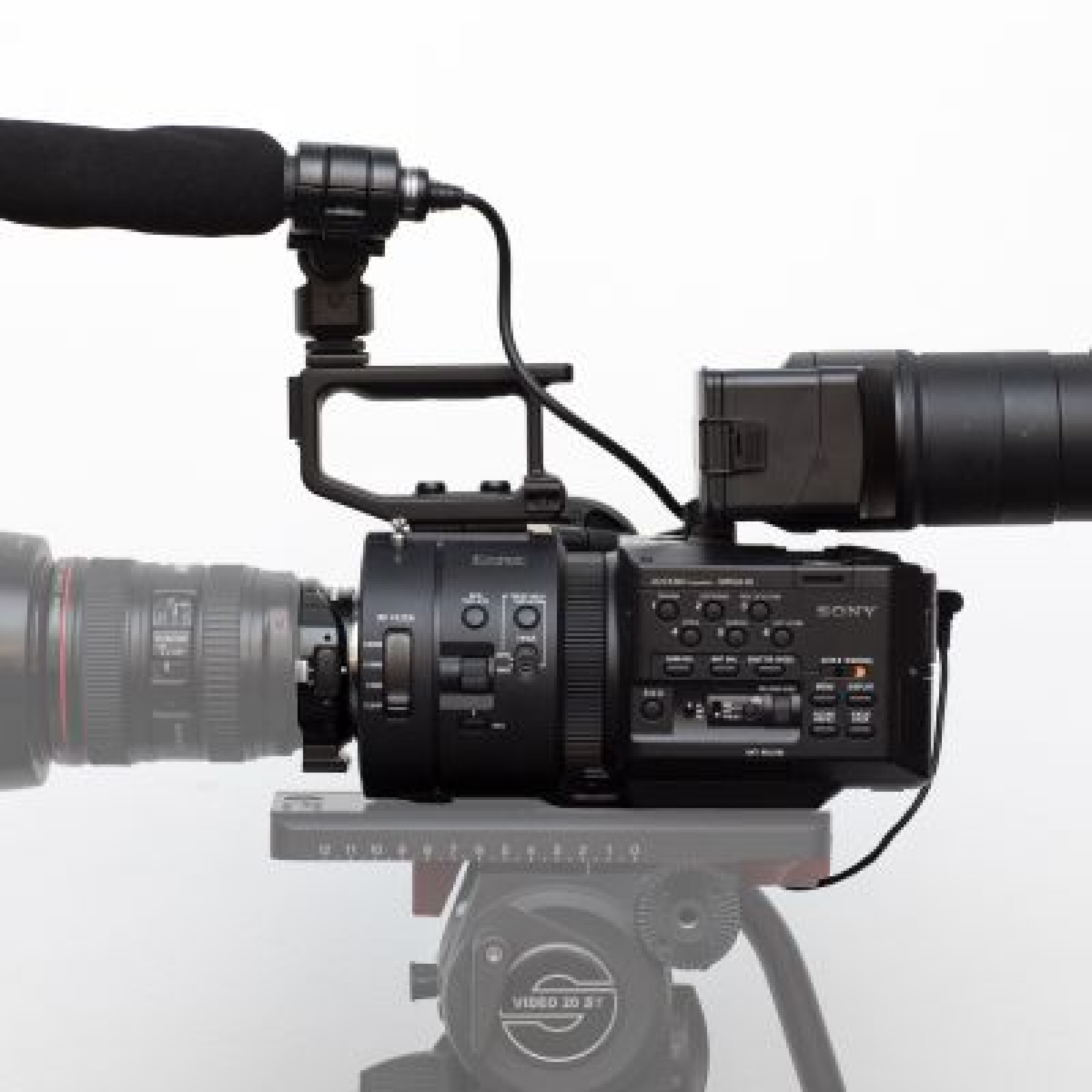 Sony NEX FS700  (Monture Canon EF) - Photo 1 sur 5