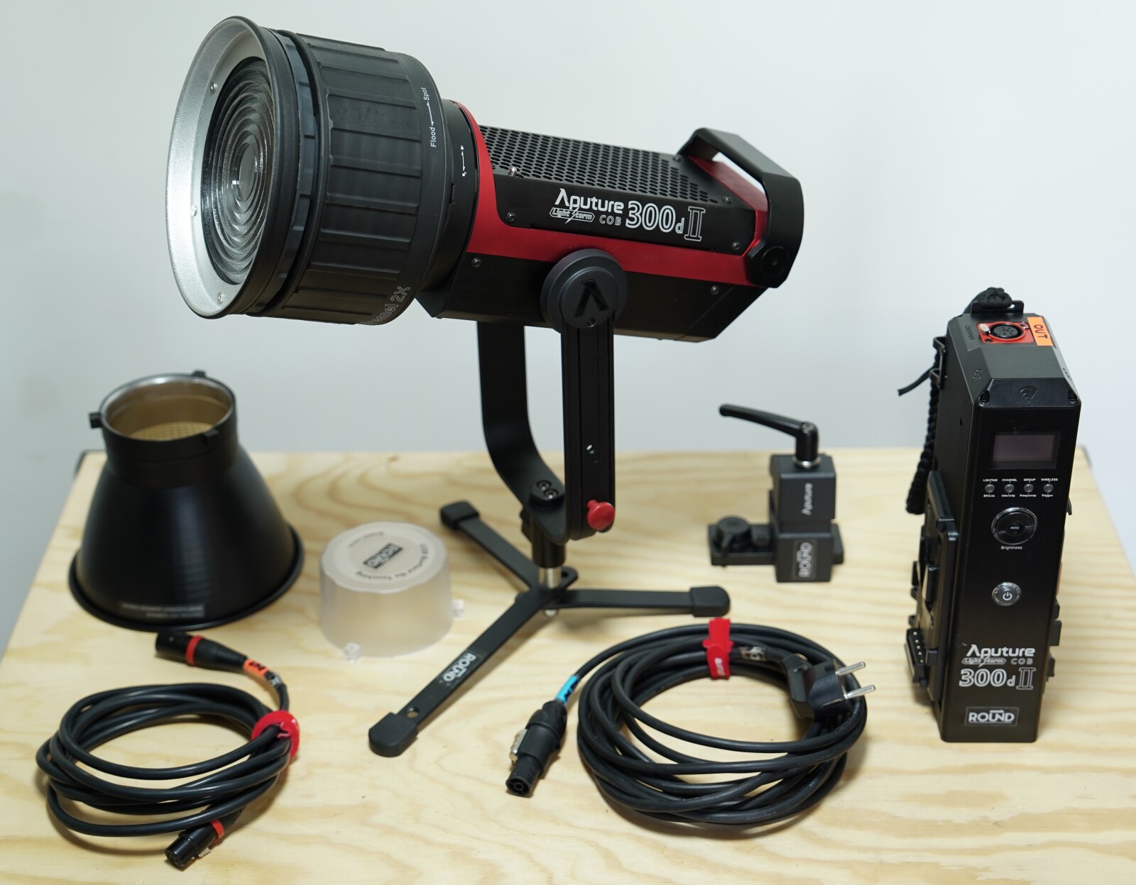 Aputure COB 300D mkII + light dôme + fresnel - Photo 2 sur 5