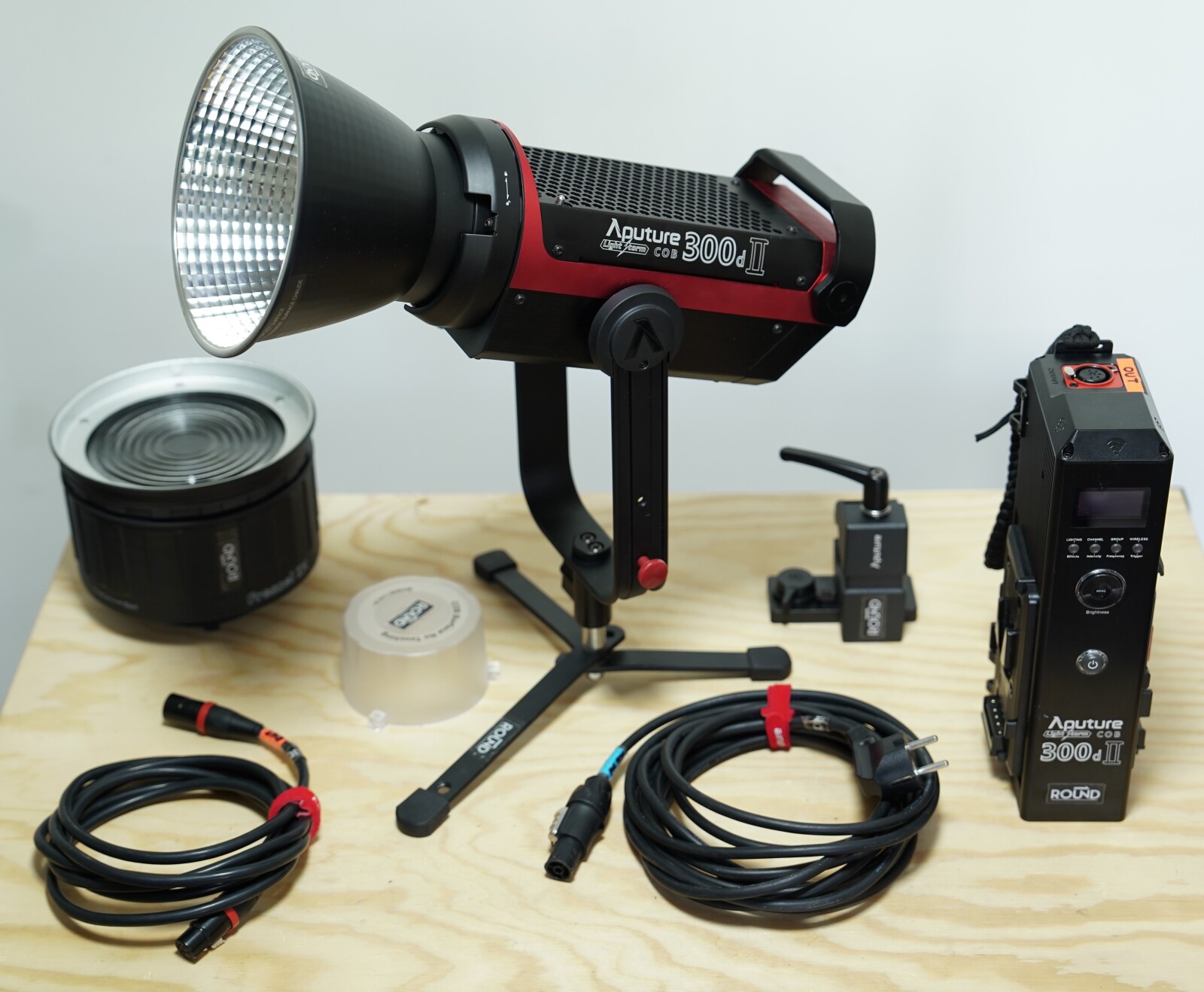 Aputure COB 300D mkII + light dôme + fresnel - Photo 3 sur 5