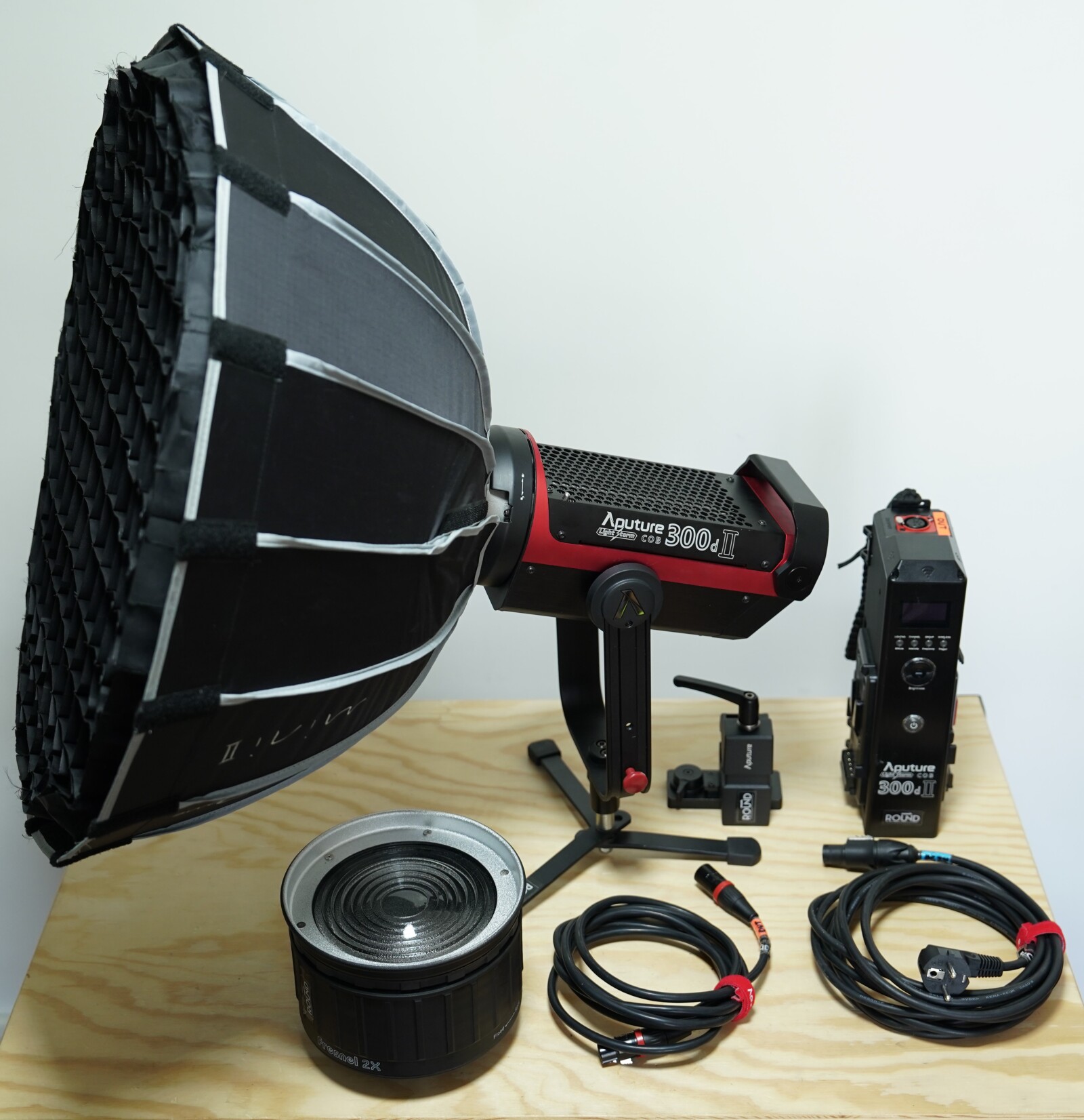 Aputure COB 300D mkII + light dôme + fresnel - Photo 1 sur 5