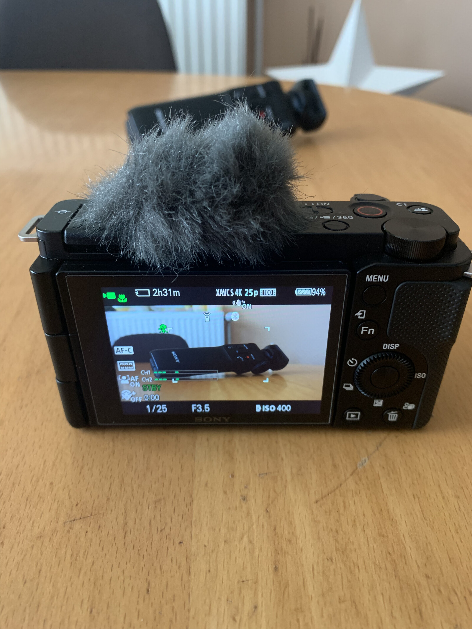 Sony ZV E-10 4K + 3 batteries + Poignée de prise de vue avec télécommande sans fil SONY - Photo 2 sur 5