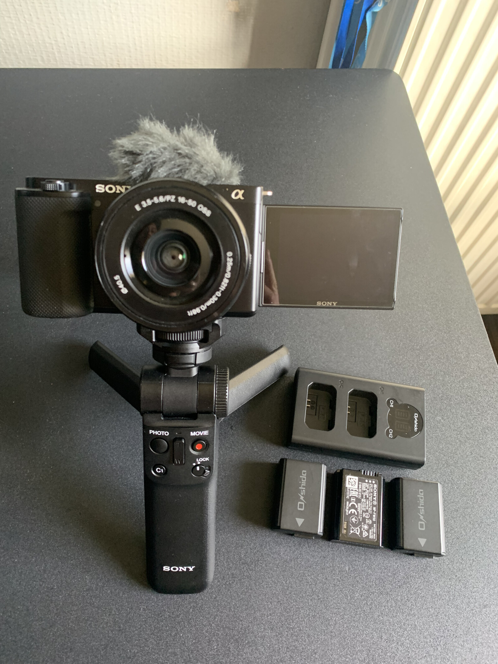 Sony ZV E-10 4K + 3 batteries + Poignée de prise de vue avec télécommande sans fil SONY - Photo 1 sur 5