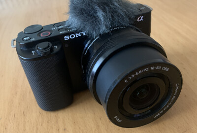 Location Sony ZV E-10 4K + 3 batteries + Poignée de prise de vue avec télécommande sans fil SONY