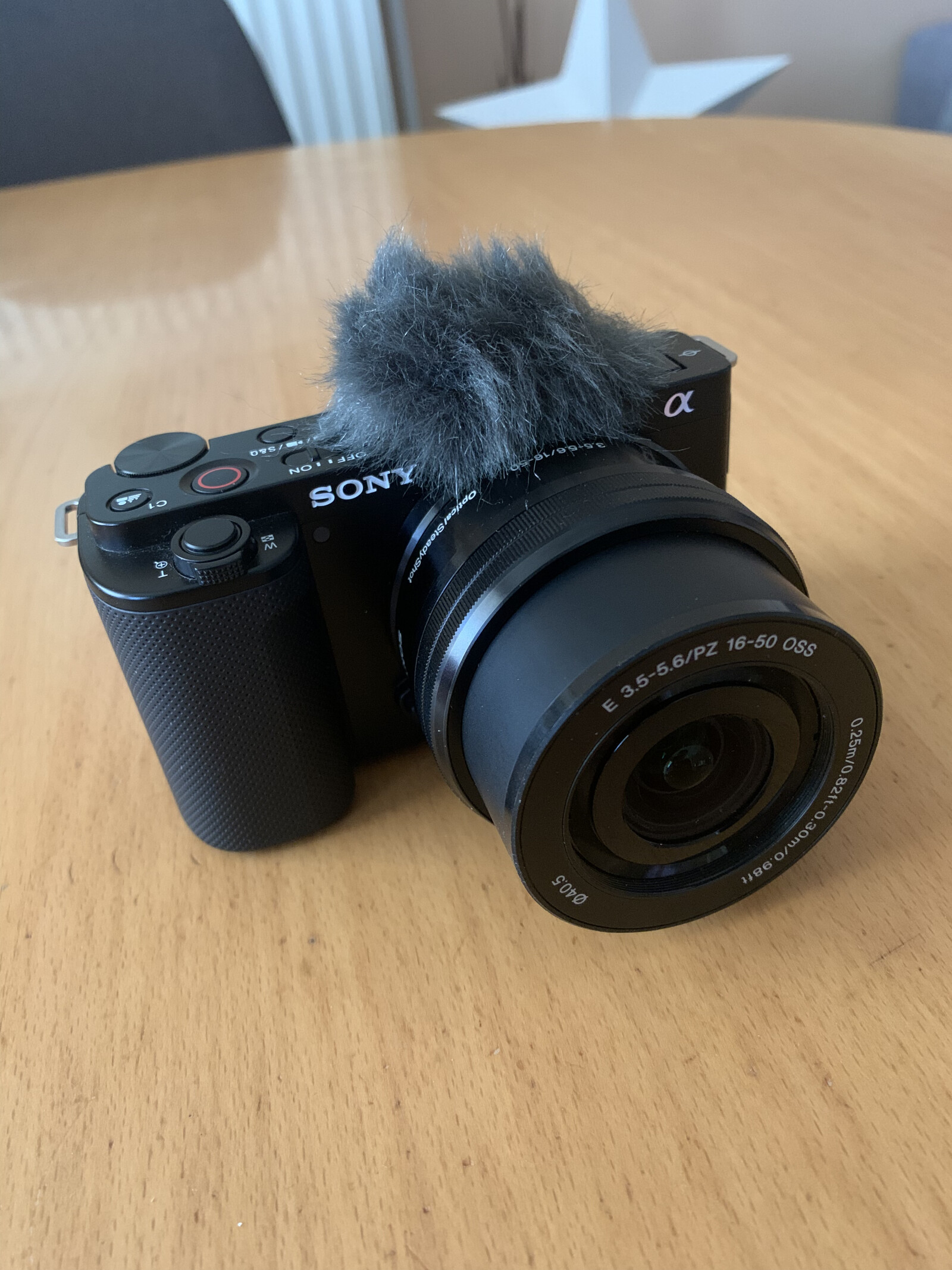 Sony ZV E-10 4K + 3 batteries + Poignée de prise de vue avec télécommande sans fil SONY - Photo 3 sur 5