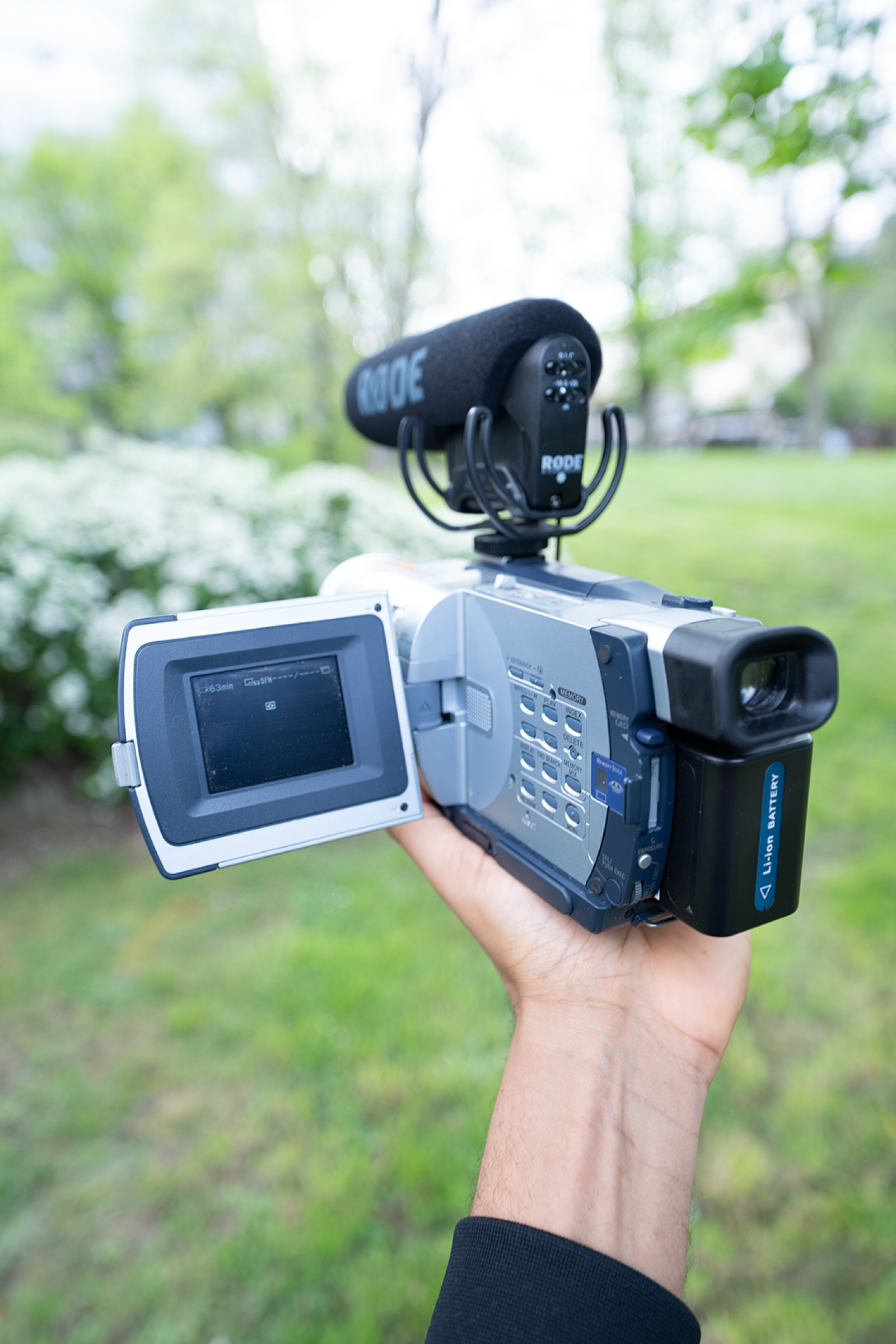 Sony DCR-TRV725E - Photo 2 sur 4