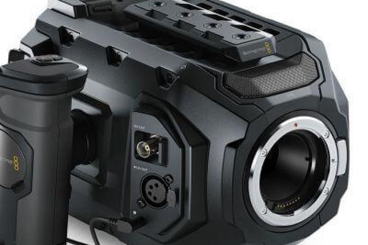 Location Blackmagic Ursa Mini 4K EF + Kit épaule + Batterie + 2 Carte C-FAST 2.0 - Lightyshare