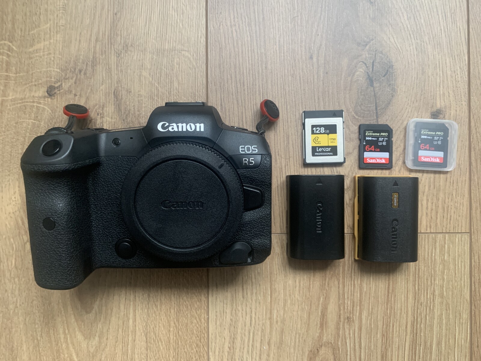 Boîtier CANON EOS R5 avec batteries, cartes mémoires et bague d'adaptation EF - Photo 1 sur 4