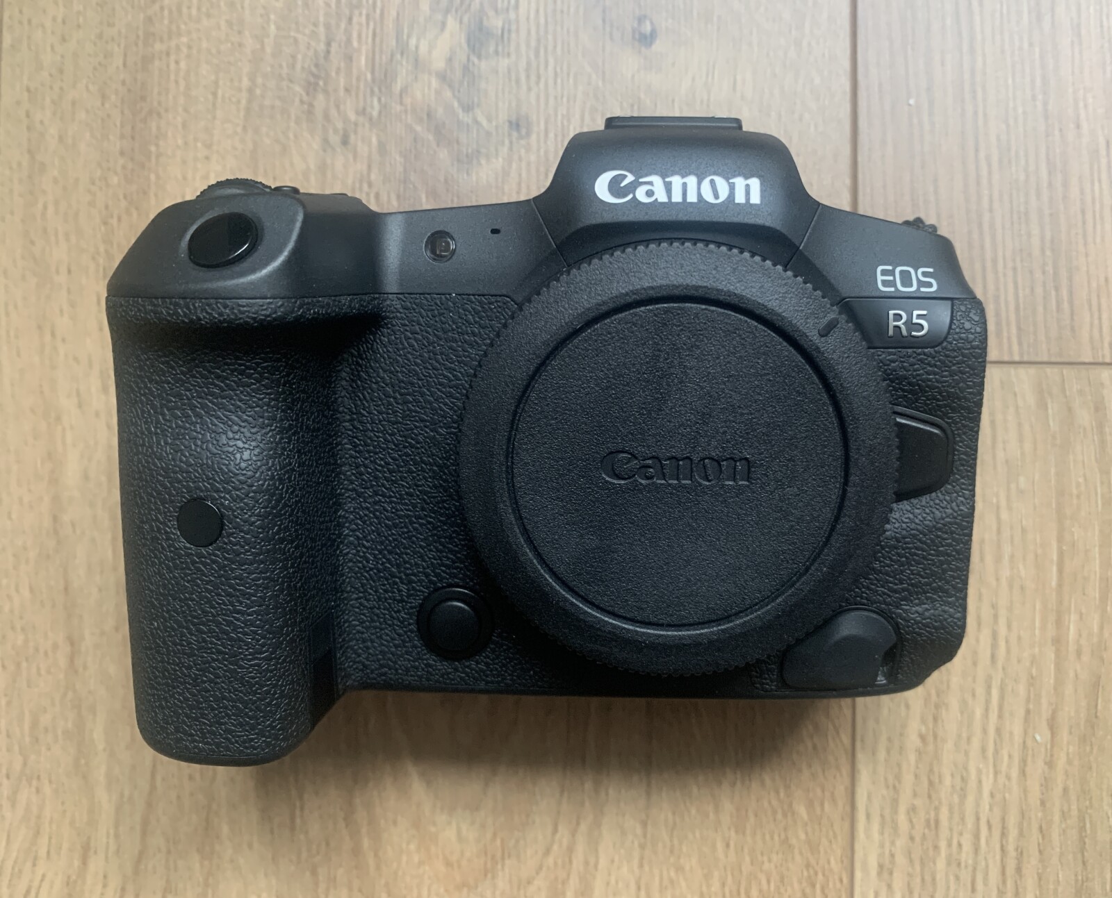Boîtier CANON EOS R5 avec batteries, cartes mémoires et bague d'adaptation EF - Photo 2 sur 4
