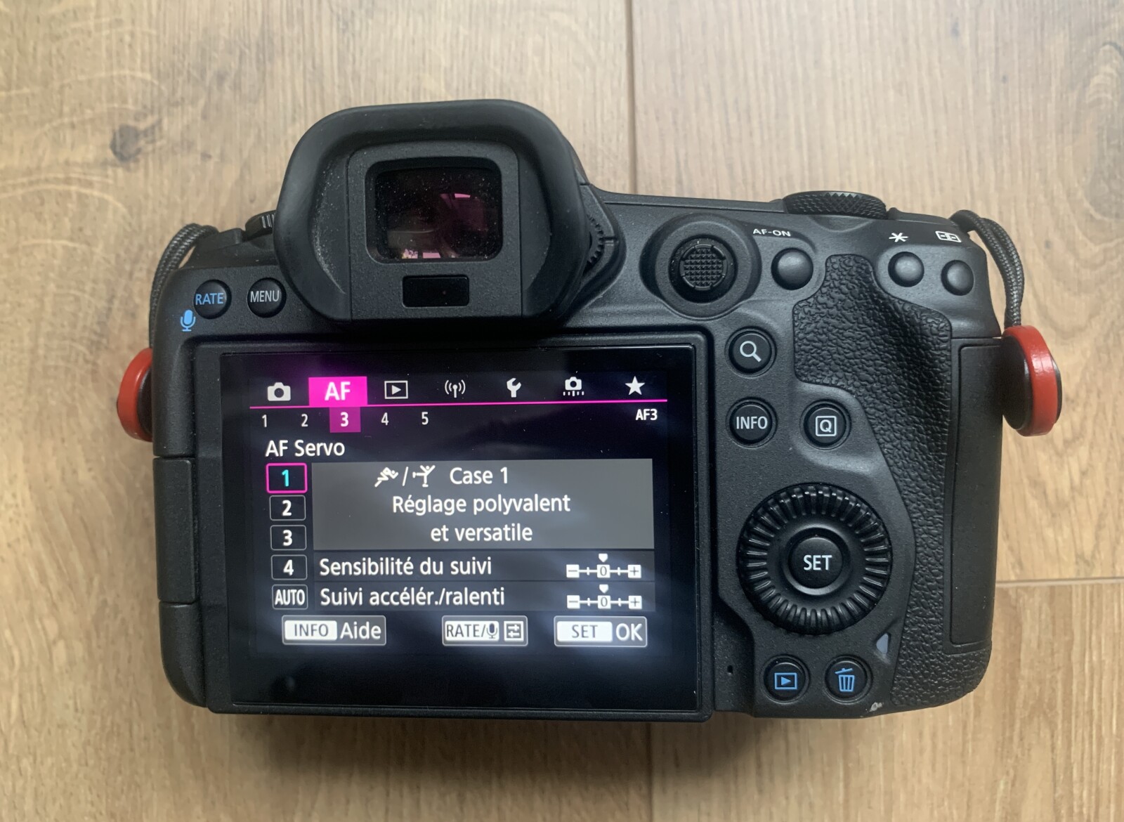 Boîtier CANON EOS R5 avec batteries, cartes mémoires et bague d'adaptation EF - Photo 4 sur 4