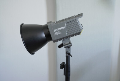 Location Aputure Amaran 100D + Light Dome SE + Pied