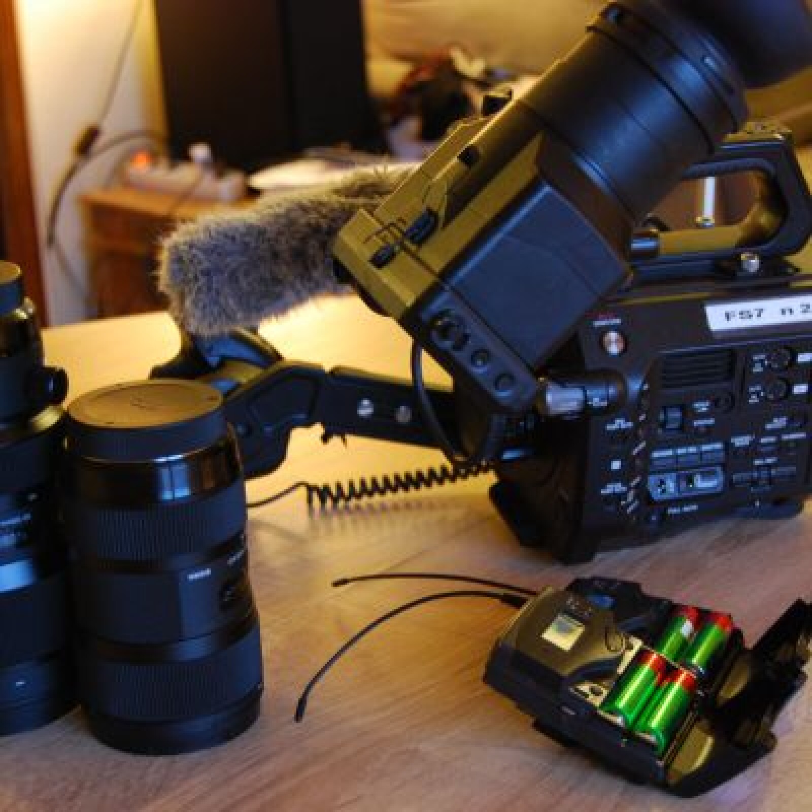 Pack Sony FS7 & 2 Zooms Sigma 18-35mm / 50-100mm - Photo 1 sur 1