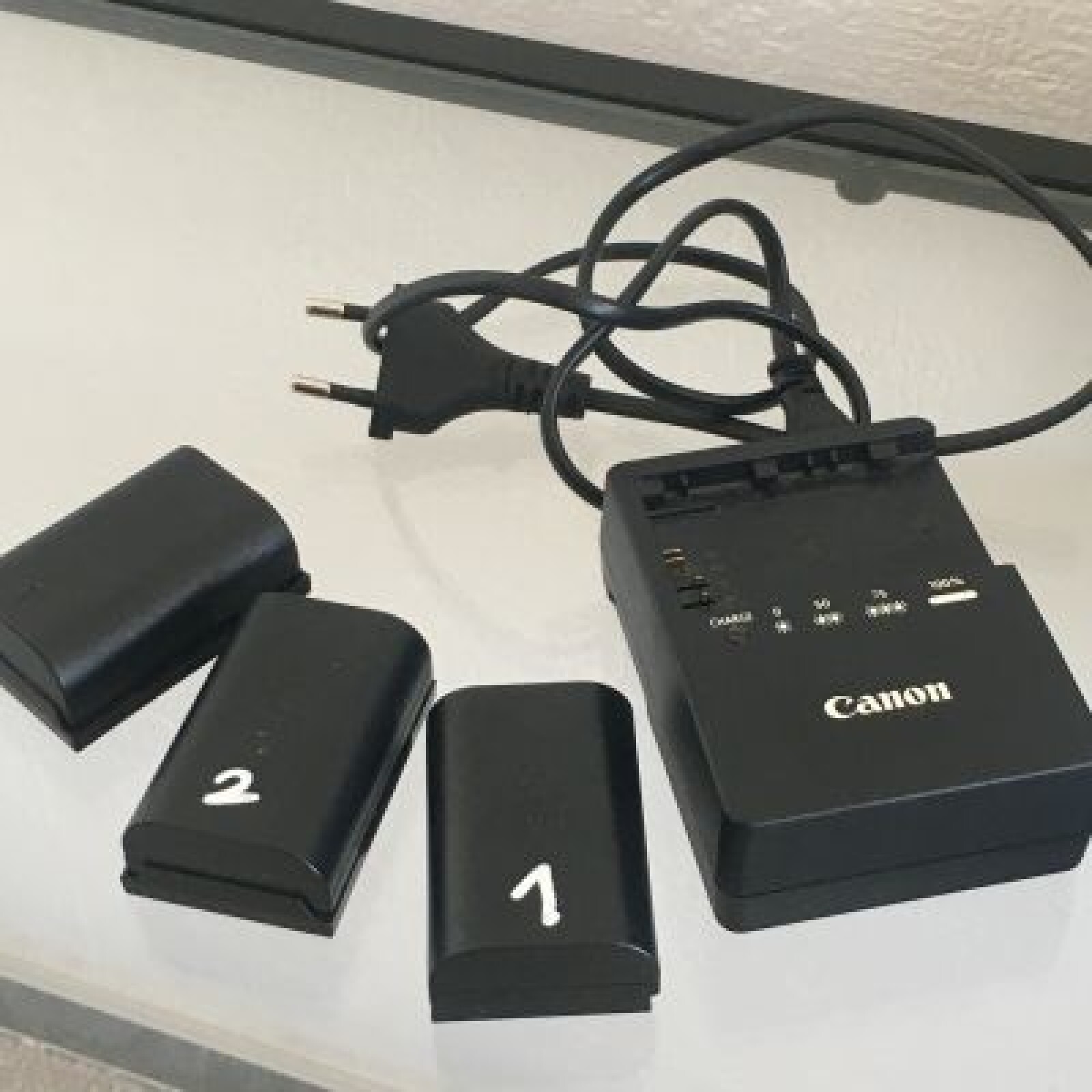 3x Batteries  LP-E6 Canon + Chargeur - Photo 1 sur 3