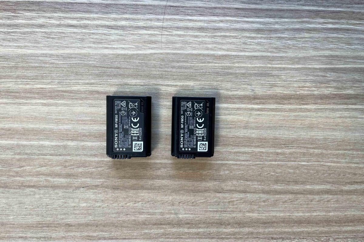 Location 2x Sony NP-FW50 - Batteries - Lightyshare