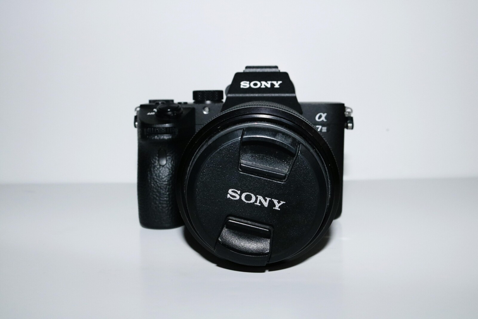 Sony Alpha 7III + objectif FE 28-70MM  / 3.5-5.6 + 1 batterie + 1 chargeur - Photo 1 sur 2