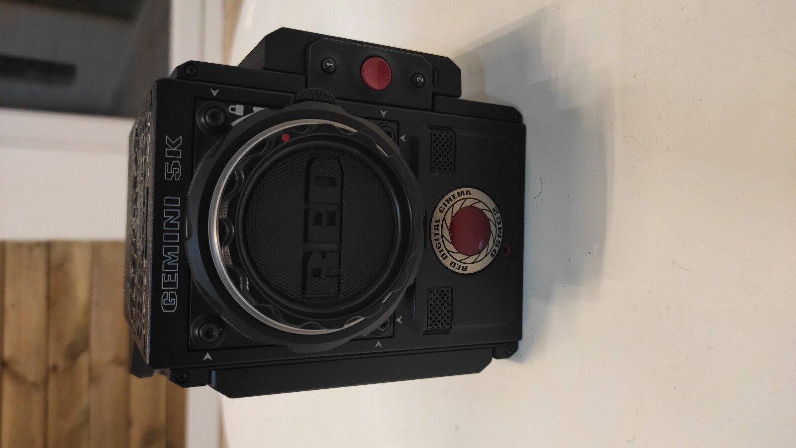 RED Gemini 5K avec accessoires Red, un kit batterie et 1 cartes 1T. Disponible en monture Canon EF  - Photo 1 sur 5