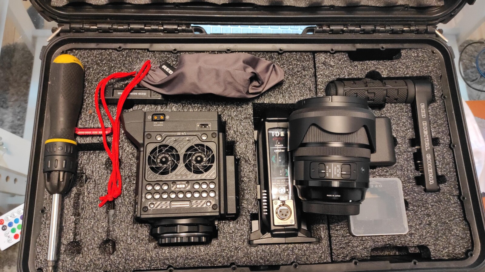 RED Gemini 5K avec accessoires Red, un kit batterie et 1 cartes 1T. Disponible en monture Canon EF  - Photo 3 sur 5